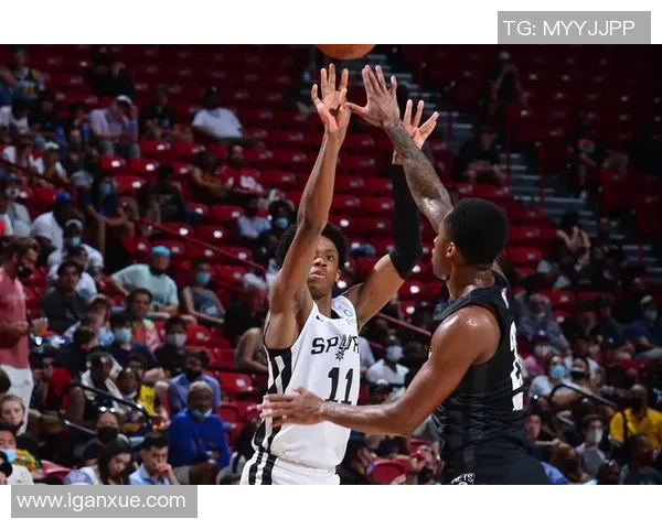 76人马刺夏季联赛激战正酣年轻球员展现无限潜力与激情